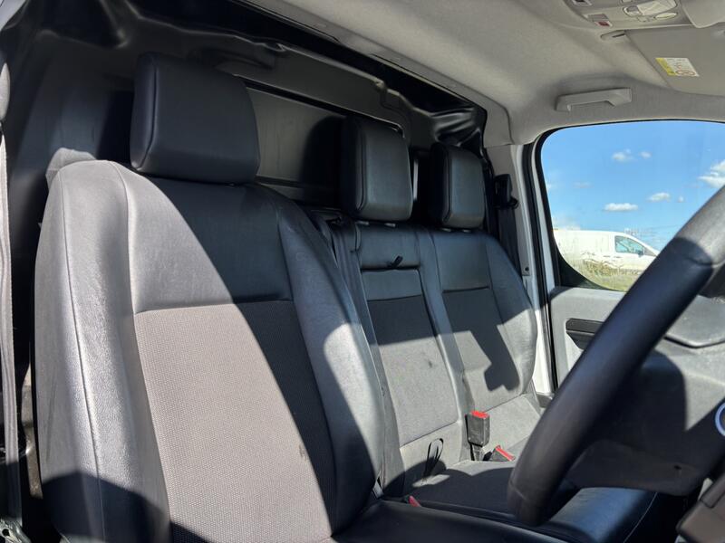 VAUXHALL VIVARO