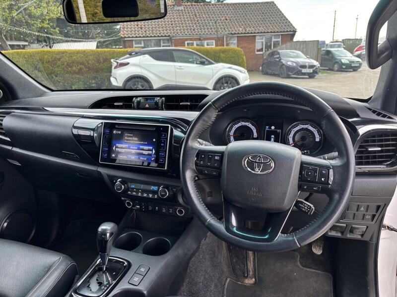 TOYOTA HILUX